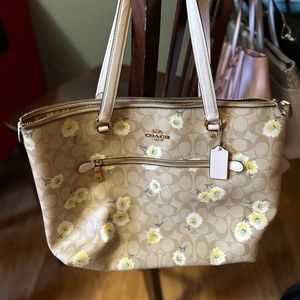 Coach Signature Galley Tote Daisy Print